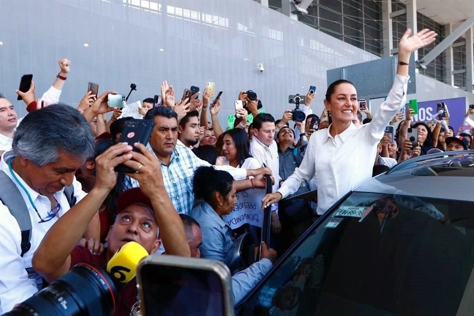 Tras su arribo, Sheinbaum subió a una camioneta y se dirigió a Coahuila, donde se reunirá con el Presidente Andrés Manuel López Obrador.