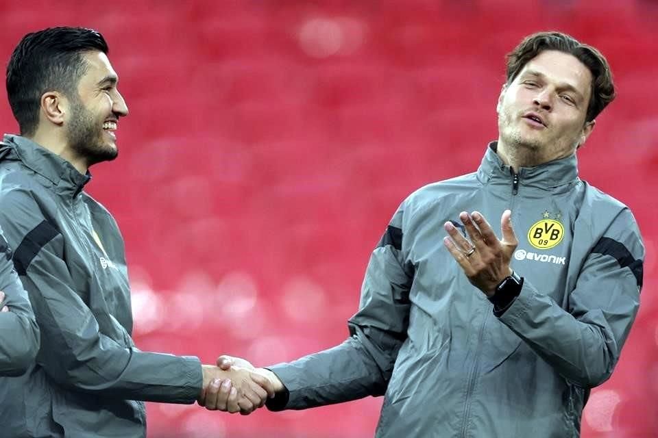Nuri Sahin (izq.) estará al frente del club alemán tras la salida de Edin Terzic.