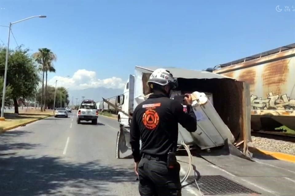 El ferrocarril iba hacia el norte e impactó la caja del tráiler, partiéndola en dos.