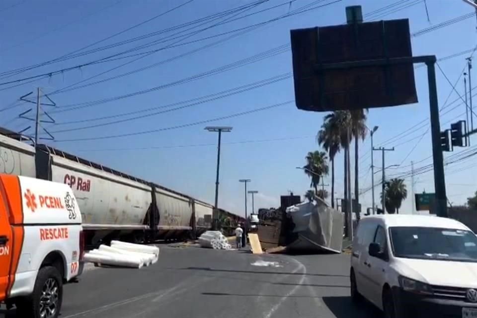 Se dijo que el trailero resultó con algunas lesiones en el accidente.