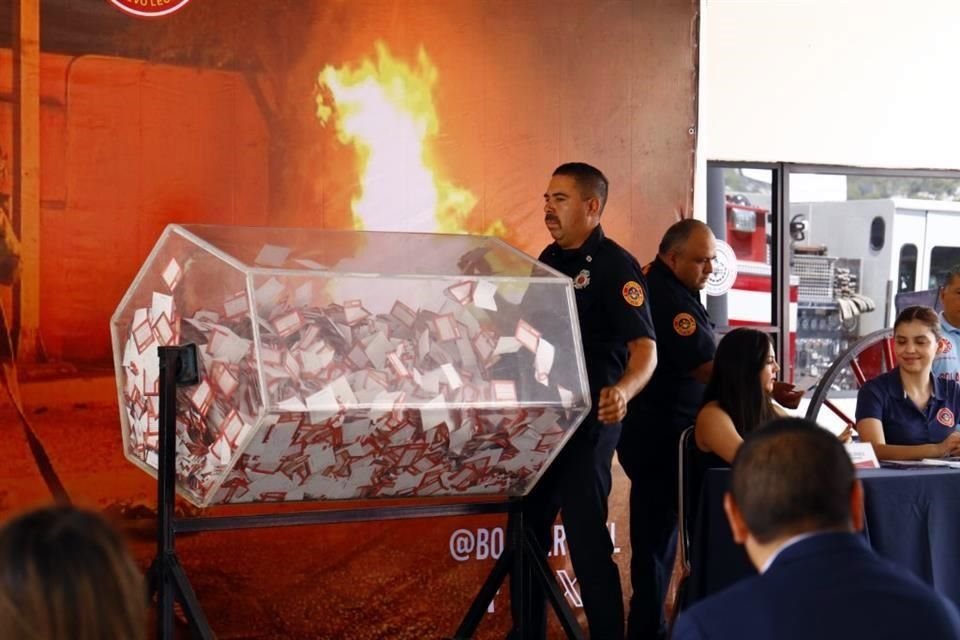 Al concluir el sorteo efectuado en la estación Constitución del Centro de Monterrey, la corporación de auxilio señaló que requieren de más apoyo para la operatividad de las 14 estaciones.