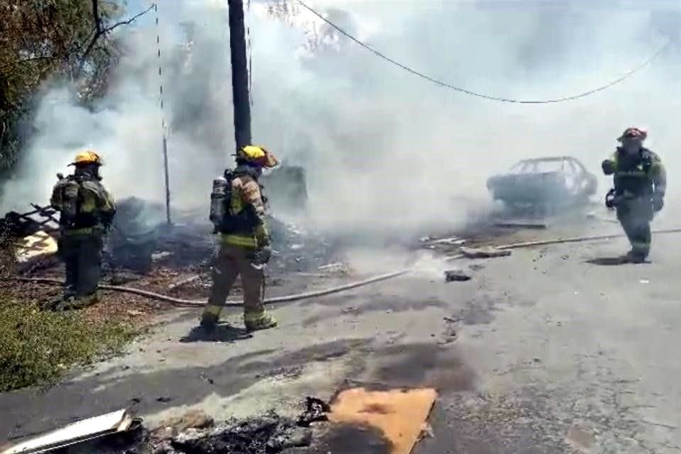 El incendio fue reportado en la calle Paseo San Bernardo en su cruce con Centro Cívico Morones Prieto, en la Colonia Laderas del Mirador.