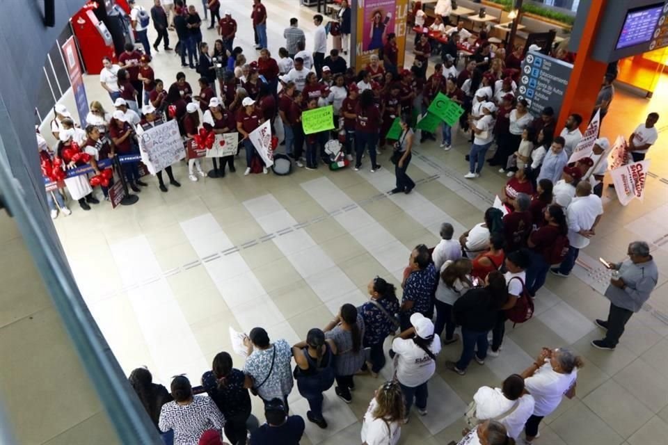 Desde las 7:00 horas llegaron morenistas a la Terminal B.