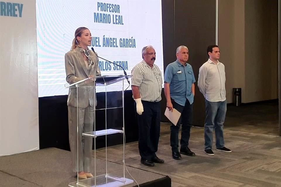 Mariana Rodríguez estuvo acompañada de Mario Leal (izq. a der.), Miguel Ángel García y Carlos Serna, sus tres colaboradores supuestamente agredidos.