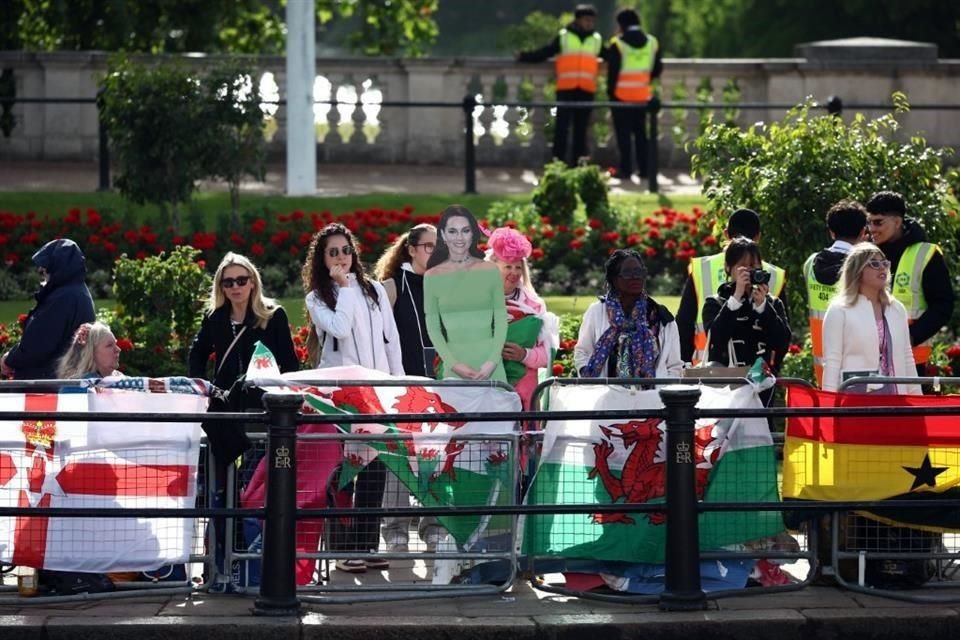 Los fanáticos de la realeza se hicieron presentes al paso de la carroza.