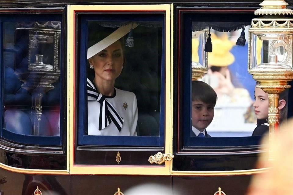 Luego abordó una carroza junto con sus hijos, los Príncipes Jorge, Carlota y Luis.