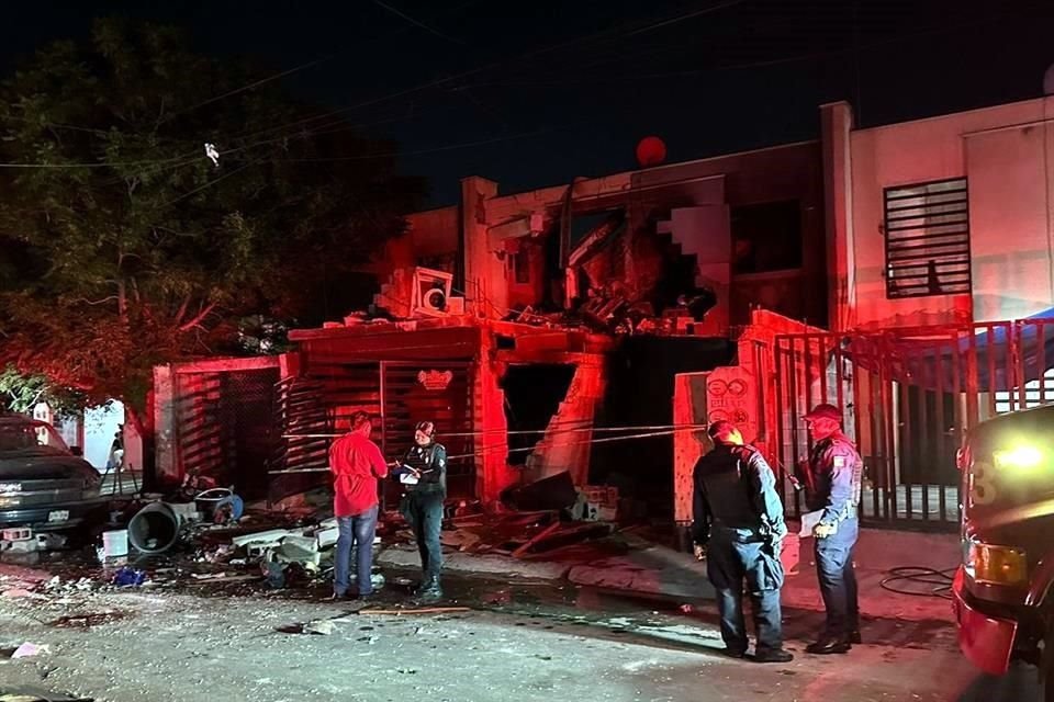 Alrededor de las 23:27 horas, fue reportada la explosión e incendio de una vivienda ubicada en la Calle Mario Valle, número 138 de la Colonia San Marcos Sector Pioneros.