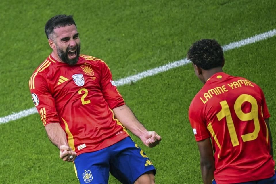 Dani Carvajal celebra con Lamine Yamal el tercer tanto.