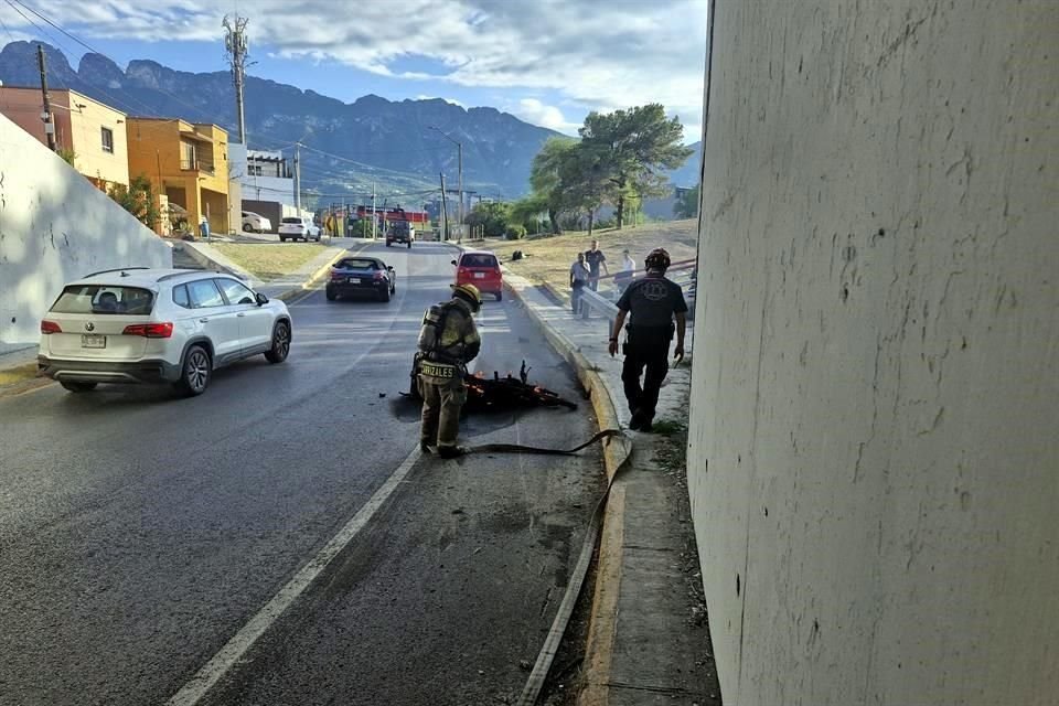 Al lugar se movilizaron también tres unidades de Bomberos Nuevo León, de Protección Civil del Estado y de Tránsito Municipal.
