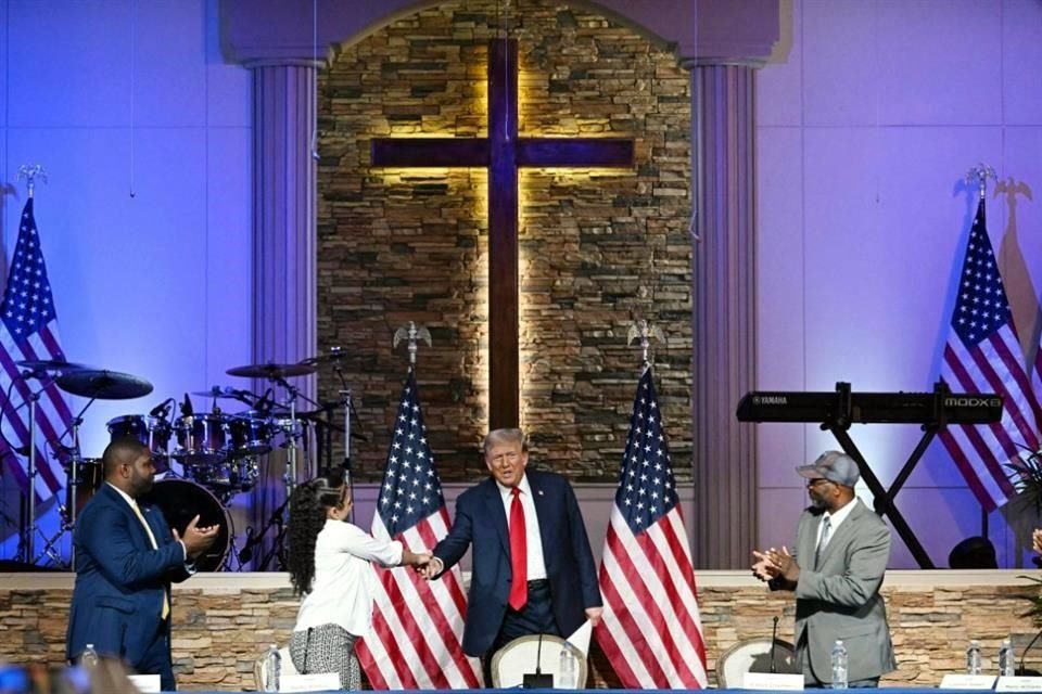 Donald Trump visitó una iglesia en Detroit para cortejar a los votantes negros, a quienes dijo que las políticas de Biden los perjudican.