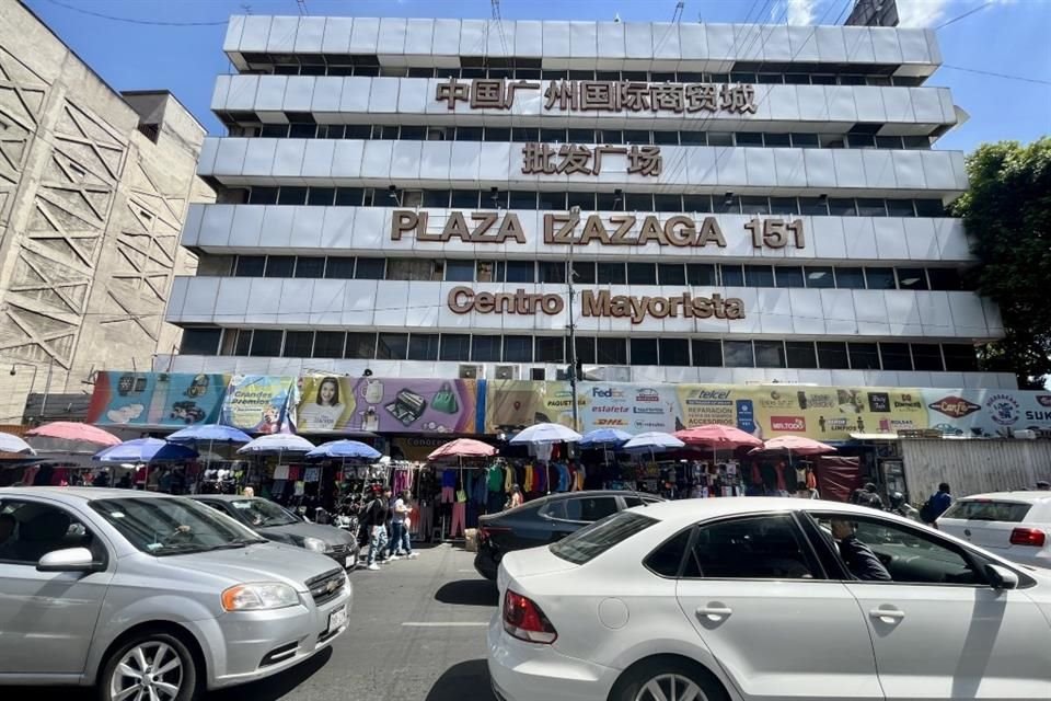 Los 16 pisos de Izazaga albergan hasta 40 locales en cada. Son más de 10 mil tipos de productos los que se ofertan en este punto.