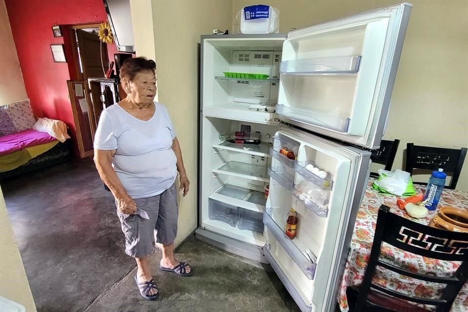 Por un apagón, Modesta Alvarado, de 87 años, vecina de la Col. San José, se quedó sin refrigerador.