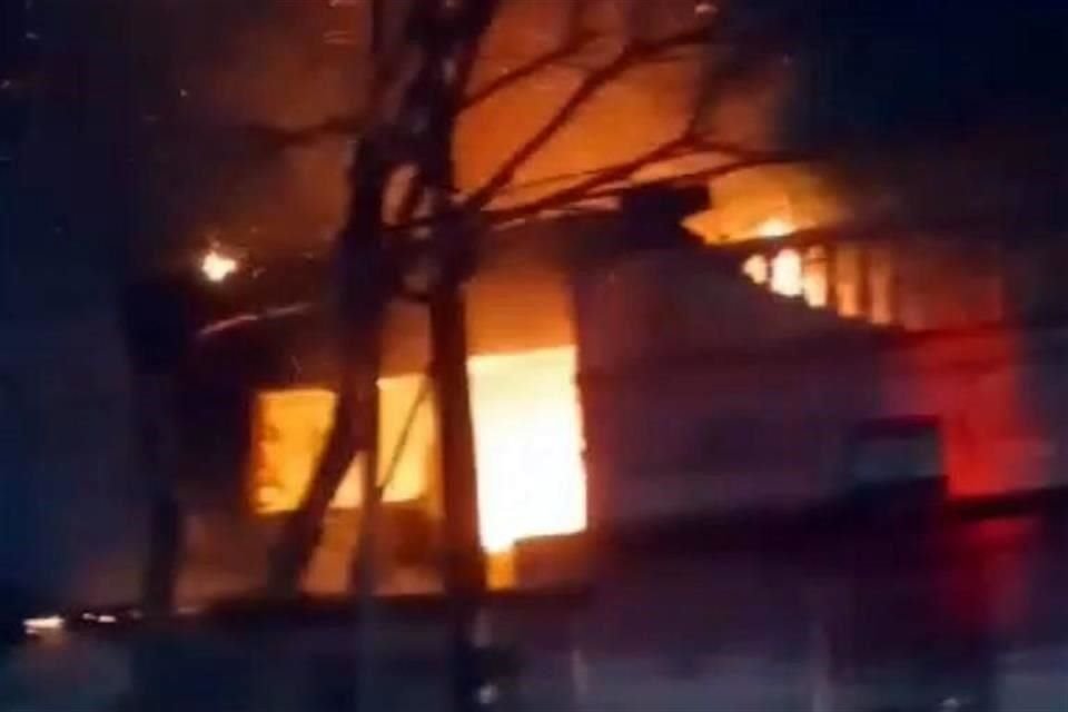 Bomberos y rescatistas se movilizaron por el incendio de una casa abandonada.