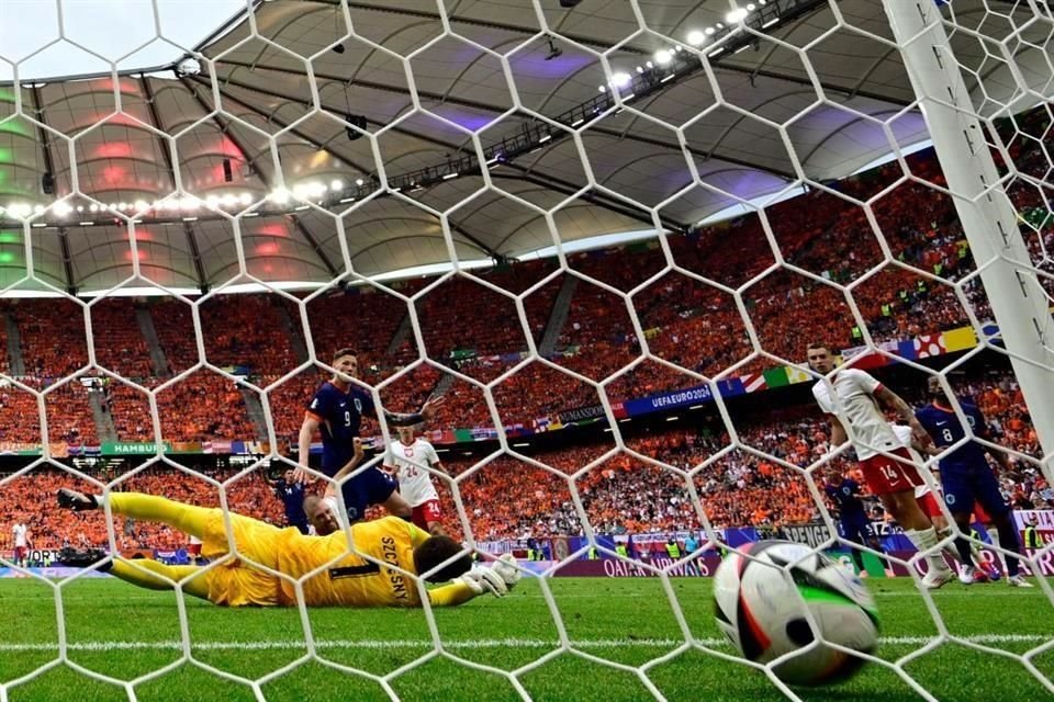 Wout Weghorst vino desde la banca para darle la victoria a los de Ronald Koeman.