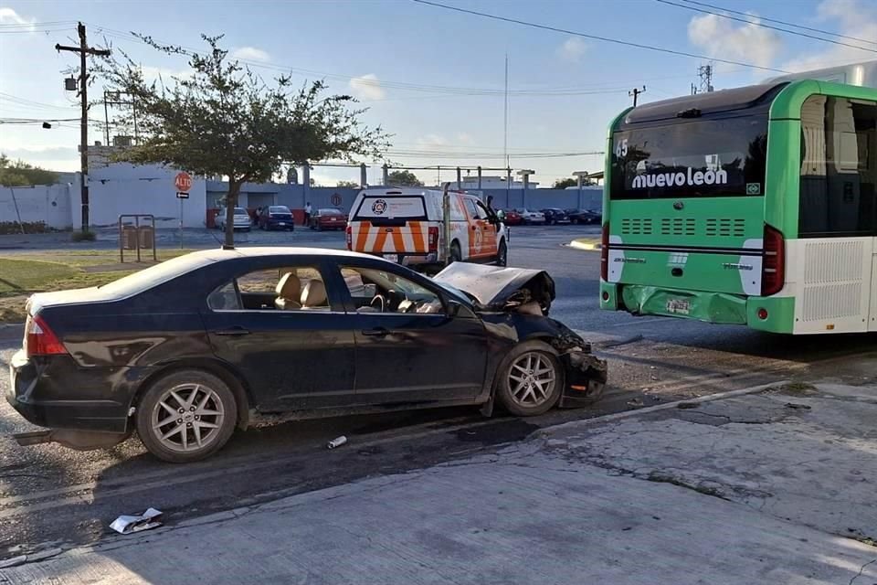 Un conductor y su acompañante salen lesionados tras impactar el vehículo en el que viajaban contra un camión, en a Avenida Diego Díaz.