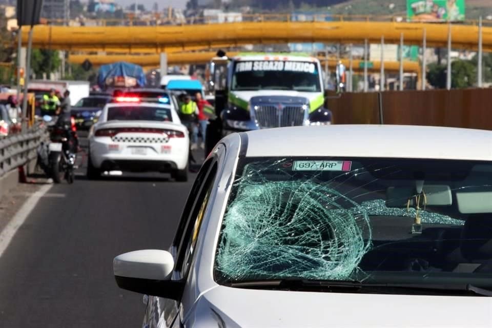 Debido al impacto, la cabeza de la víctima también golpeó el parabrisas del coche y luego azotó sobre el pavimento.