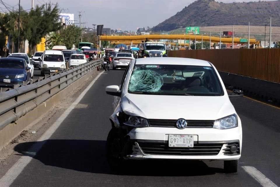 Elementos de la Guardia Nacional trasladaron al conductor del vehículo al Ministerio Público y cerraron los carriles laterales en ese tramo de la vialidad para evitar otros incidentes.
