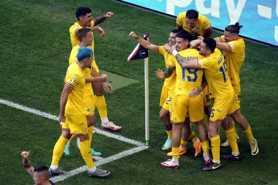 Rumania inició su camino en la Euro con una goliza sobre Ucrania.