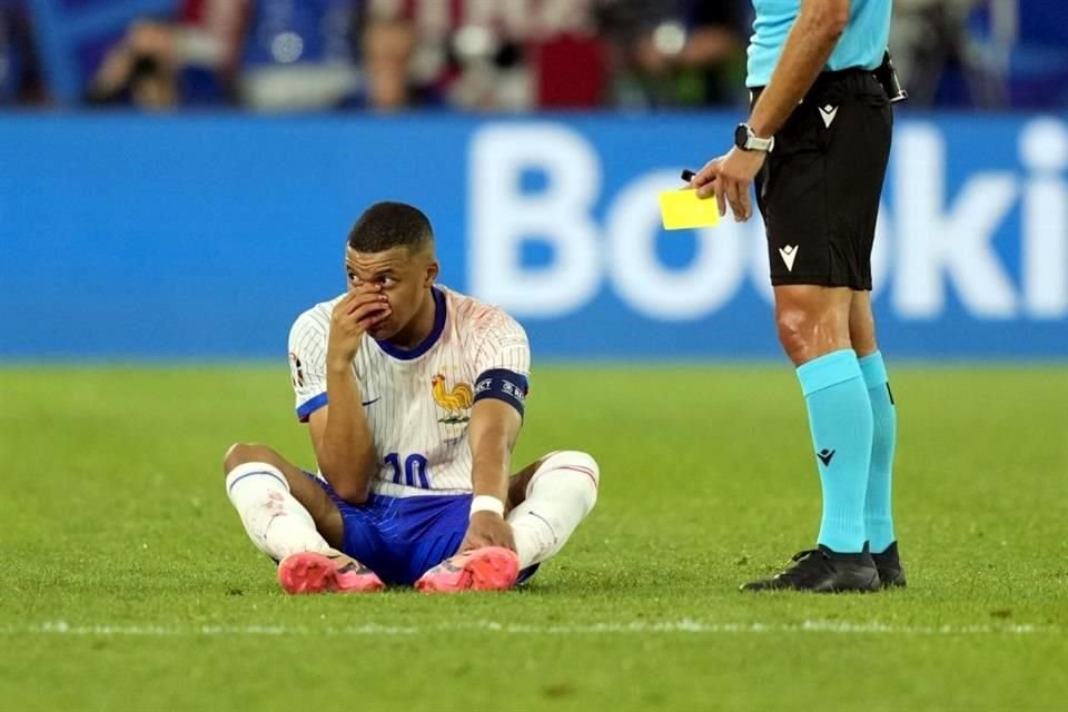 Mbappé no pudo continuar en el partido y salió para ser atendido.