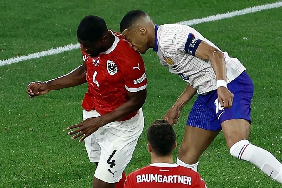 El momento del impacto entre Kylian Mbappe y el defensor Kevin Danso.