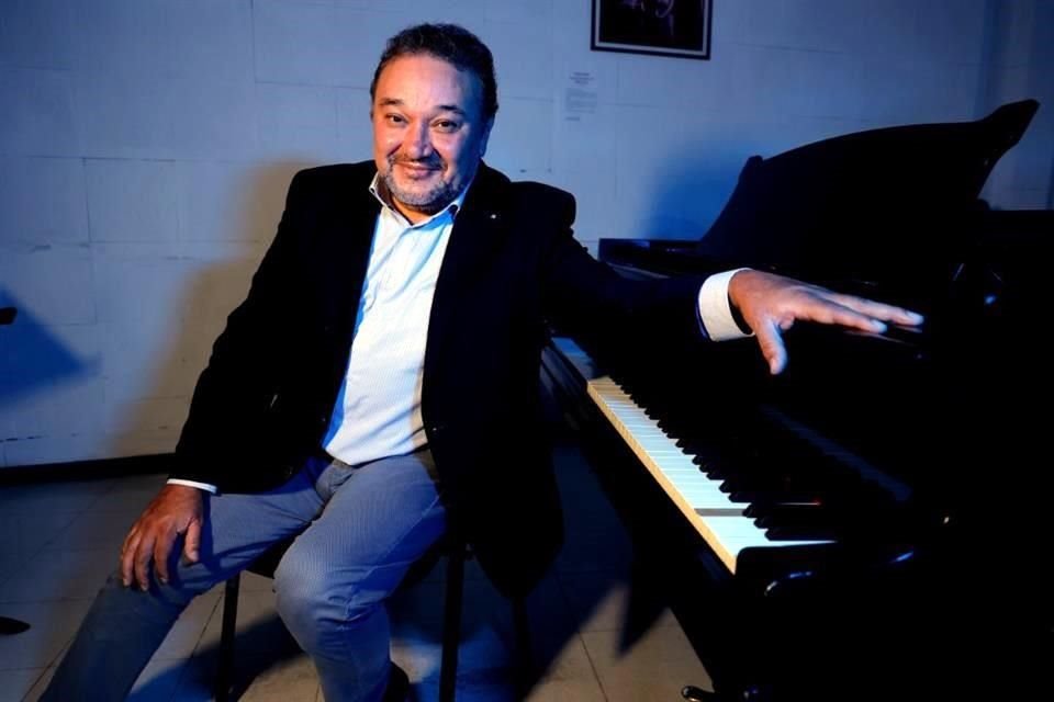 El tenor Ramón Vargas prepara a los jóvenes del Estudio de la Ópera de Bellas Artes (EOBA), que él fundó hace 10 años, para dos galas rossinianas en el nuevo Jardín Escénico de Chapultepec.