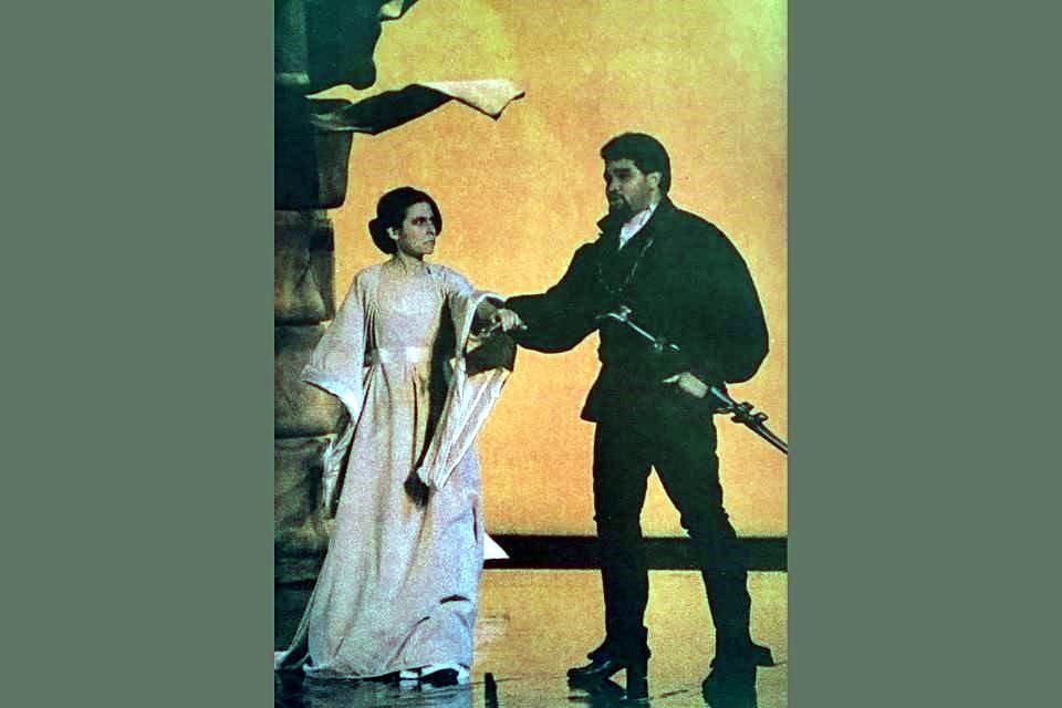Ramón Vargas como Don Ottavio, en 'Don Giovanni', en 1984, cuando Bellas Artes celebró 50 años, acompañado de la soprano Rosario Andrade.