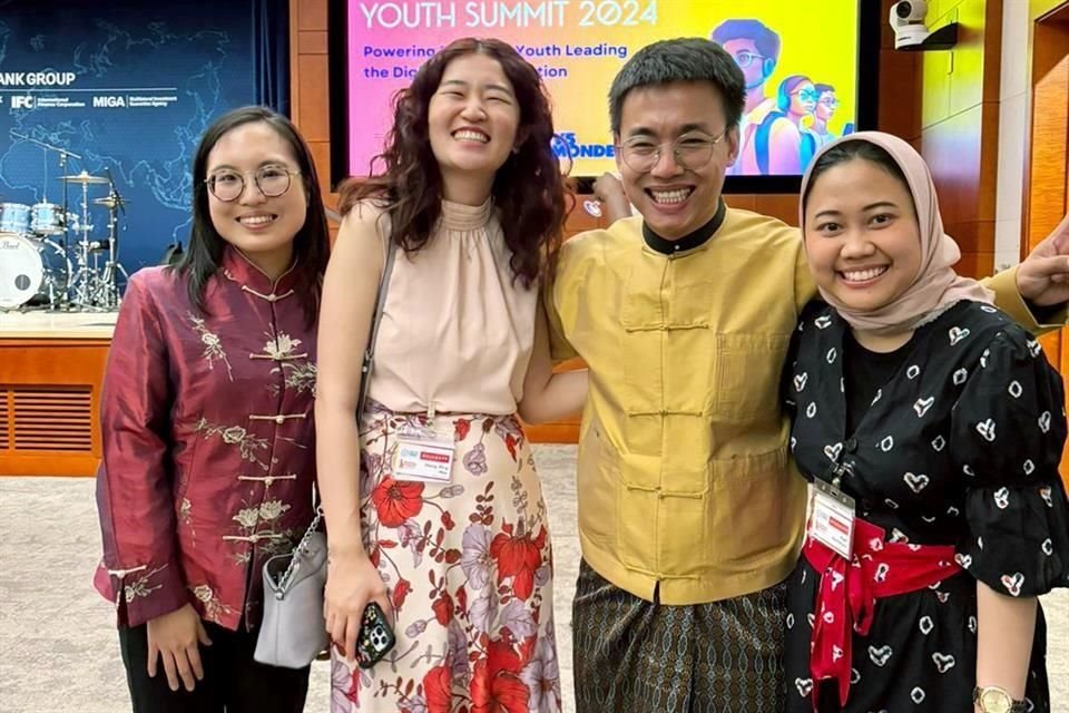 Meng Ping Hsu (segunda izq. a der.) fue la única joven de Nuevo León que participó en la Cumbre de la Juventud del Banco Mundial.