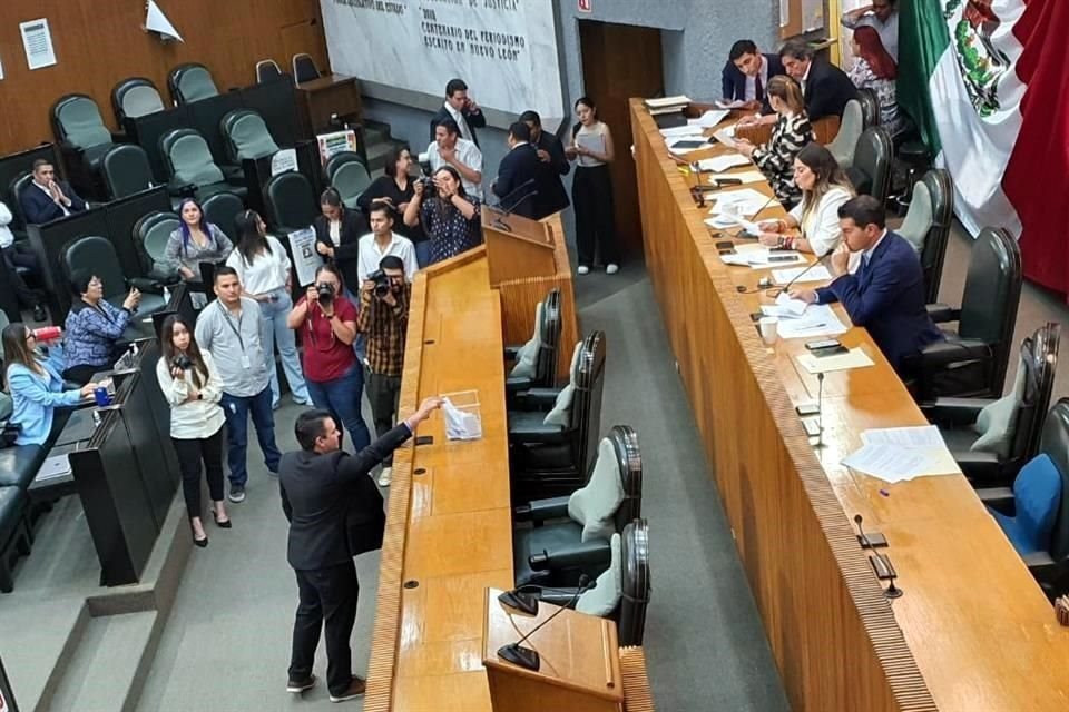 La terna, que se avaló con el voto de 25 legisladores locales del PAN y PRI, quedó conformada por Javier Garza y Garza, José Facundo Bustos Banda y Jaime Guerrero Rodríguez.