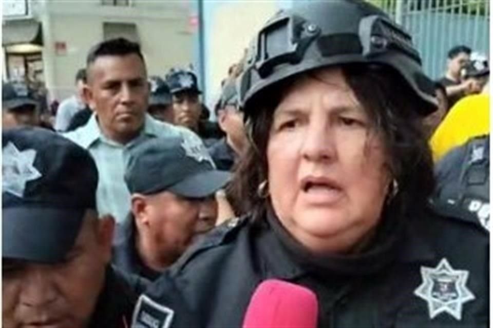 Así fue como la Edil María Elena Solana Calzada (Morena) tuvo que salir del Palacio de San Andrés Tuxtla, Veracruz, tras horas de ser retenida por pobladores enojados.