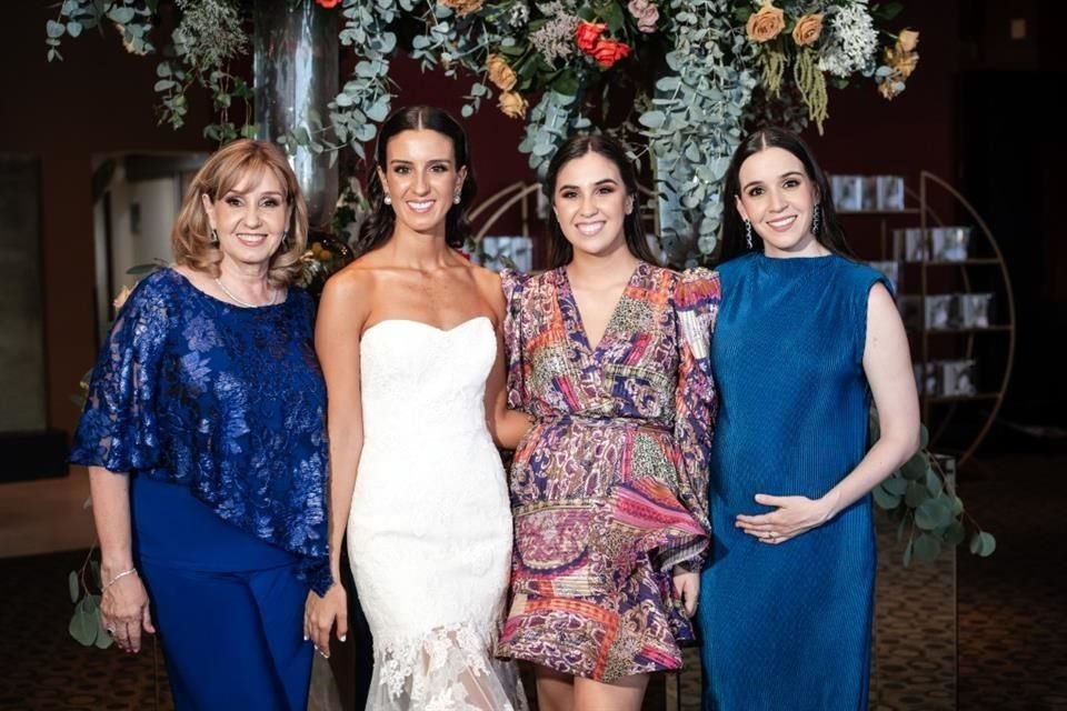 Betty Santos de Domene, Roberta Domene y Alejandra Domene con la novia