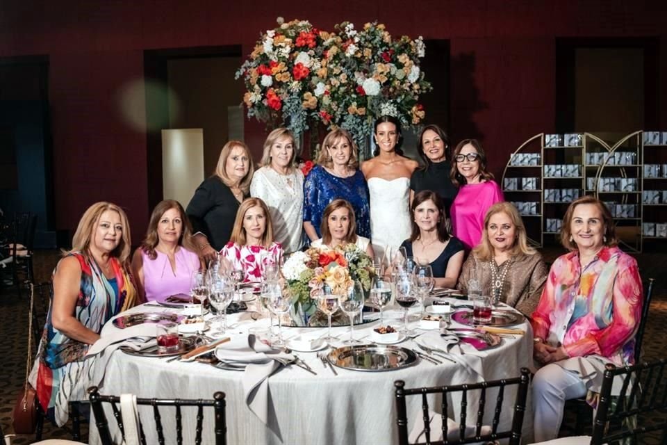 La novia con un grupo de invitadas.