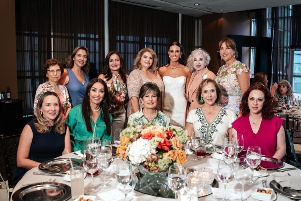 La novia con algunas invitadas.