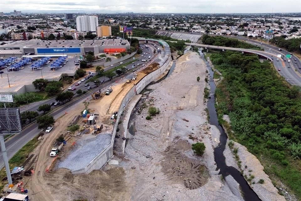 Las lluvias trajeron una corriente al Río Santa Catarina.