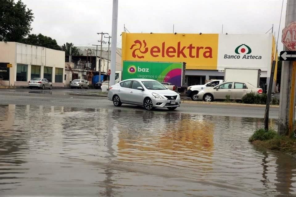 Algunas calles del centro de Montemorelos presentaban encharcamientos en varios tramos.