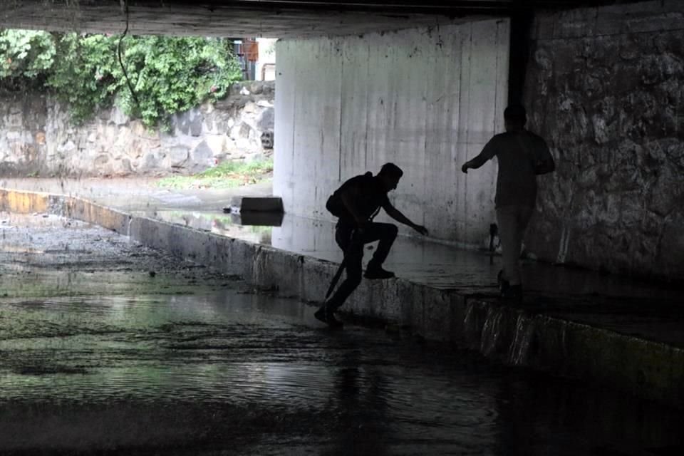 Los peatones que pasaron por el paso deprimido de Parque Canoas cruzaron por encharcamientos.