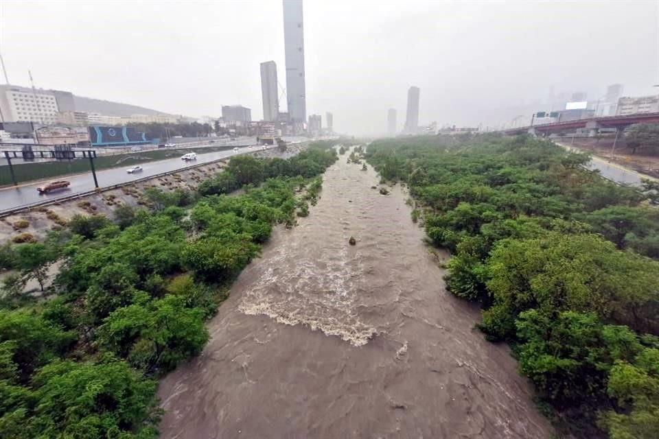 l Río Santa Catarina se 'recargó' de agua con la tormenta.