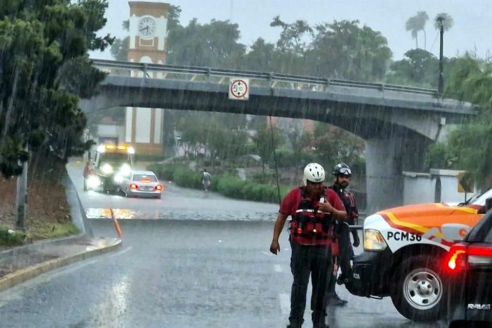 La Avenida Constitución también sufrió cierres en su vialidad.