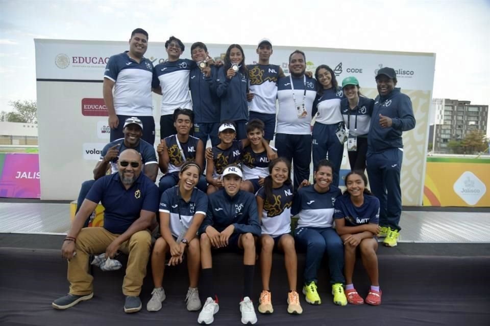 La selección Nuevo León de las categorías menores de pentatlón moderno festeja en el podio de premiación.