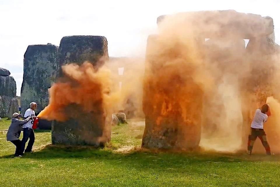 Momento del ataque con pintura de los ecologistas a los monolitos prehistóricos.