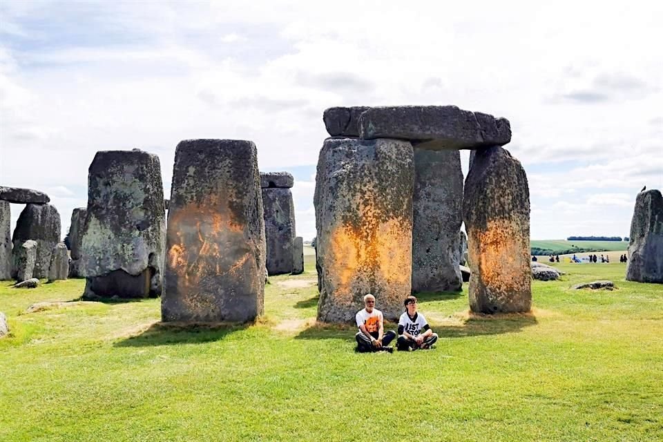 Momento del ataque con pintura de los ecologistas a los monolitos prehistóricos.