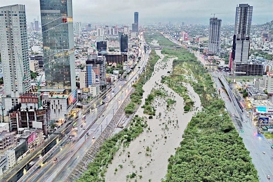 Por primera vez en años, el Río Santa Catarina lució ayer un caudal importante debido a las lluvias de 'Alberto'.