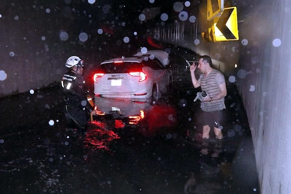 Hubo vehículos varados en diversas avenidas, como le sucedió a un conductor en San Francisco y Gómez Morín.