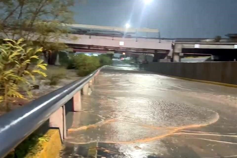 El agua alcanzó los carriles exprés de Morones Prieto bajo el paso a desnivel, a la altura del Multimodal Zaragoza-Zuazua, lo que provocó el cierre de dicho tramo.