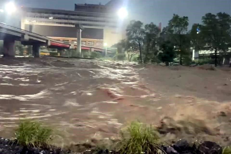 La lluvia registrada durante la noche y madrugada provocó un mayor flujo de agua en el Río Santa Catarina y otros afluentes del área metropolitana.