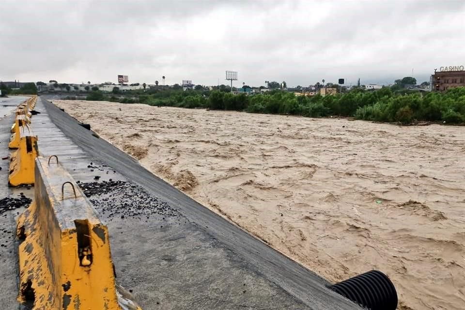 A las 6:00 horas, autoridades reportaron que el Río Santa Catarina había llegado a un 90 por ciento de su capacidad.