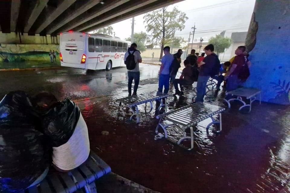 En Corregidora y Díaz Ordaz, en San Pedro, varias personas que se quedaron esperando el paso del camión.