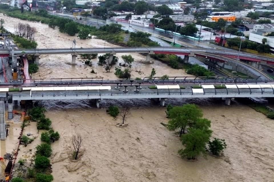 Ante lluvias de 'Alberto', Río Santa Catarina amanece con gran caudal y se registran cierres en Constitución y Morones por tramos inundados.