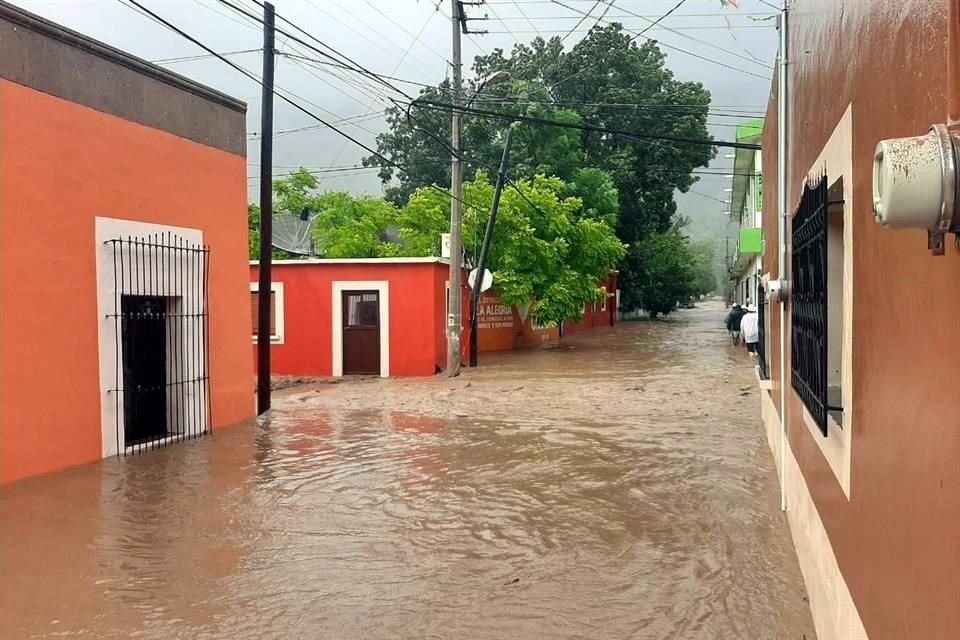 De acuerdo con el testimonio de vecinos, las precipitaciones colapsaron el Río Blanco que recorre el Centro del municipio.