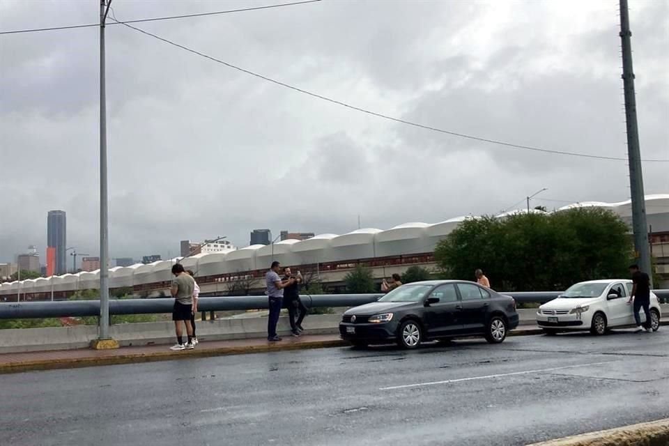 Los regios se detuvieron en el cruce de Constitución y Félix U. Gómez.