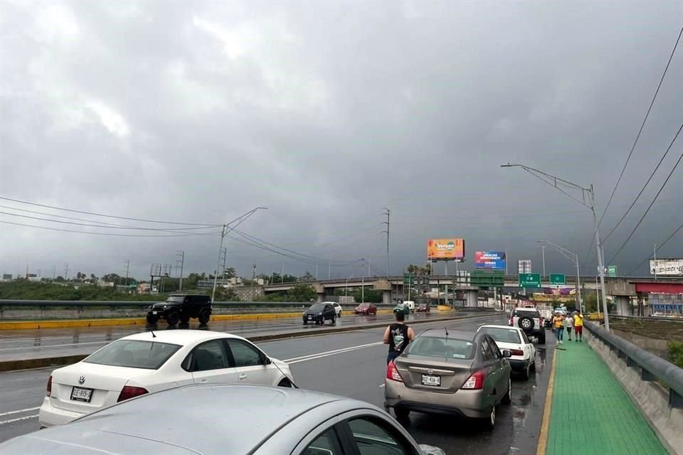 Los ciudadanos estacionaron sus autos en los carriles de baja velocidad.